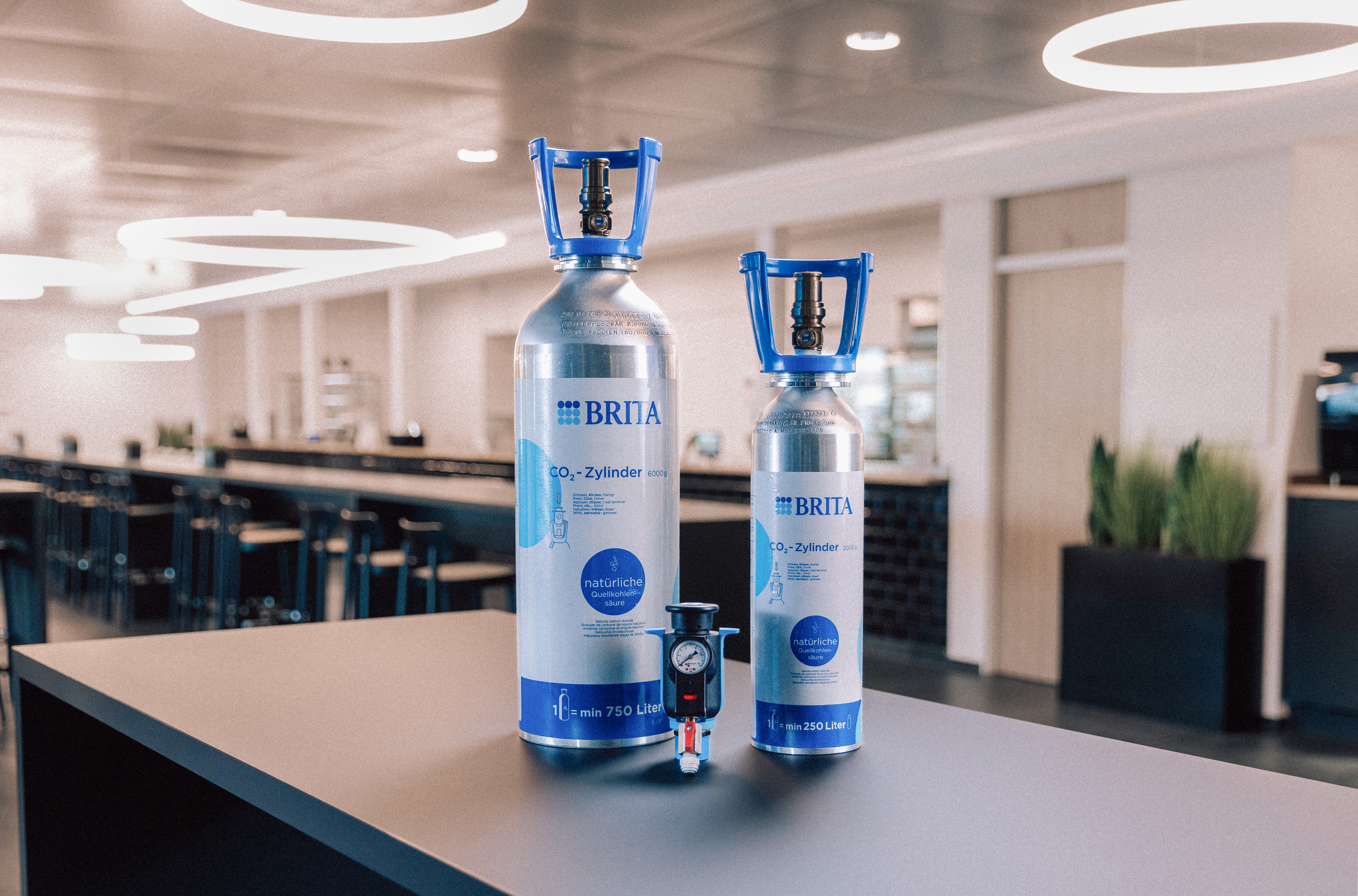 BRITA bietet Ihnen als Wasserspender-Kunden jetzt auch die Versorgung mit Kohlensäure-Zylindern in verschiedenen Größen an. BRITA bietet Ihnen als Wasserspender-Kunden jetzt auch die Versorgung mit Kohlensäure-Zylindern in verschiedenen Größen an.